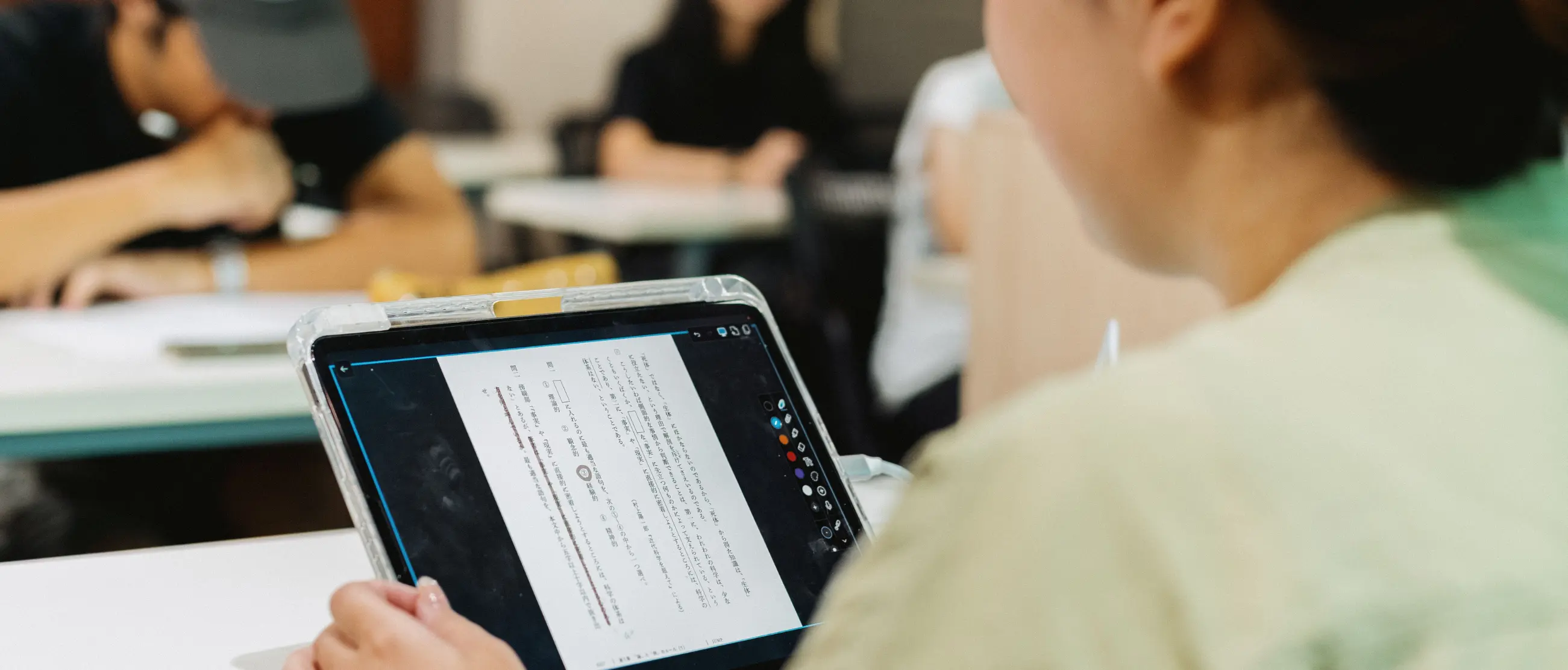 Students learning digital marketing and SEO through practical training