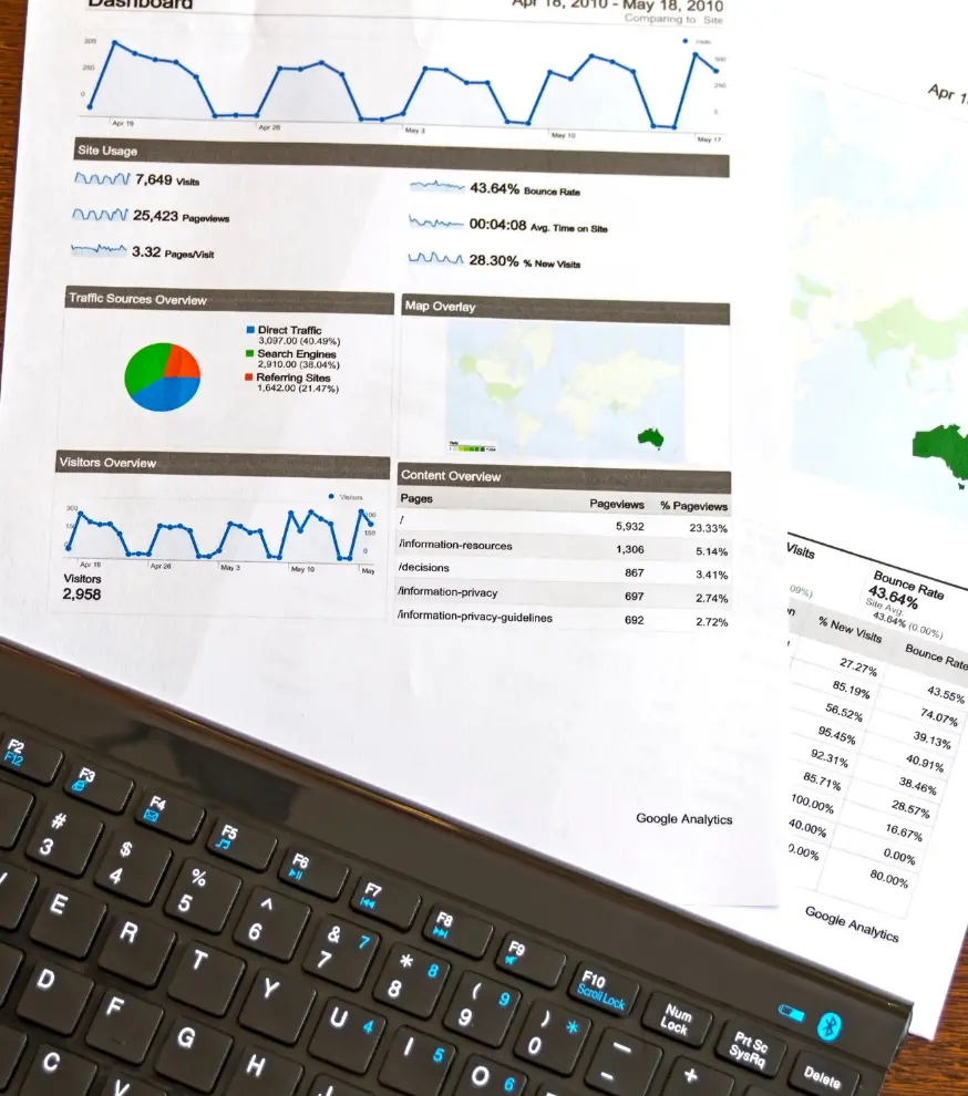 Students learning SEO and digital marketing techniques